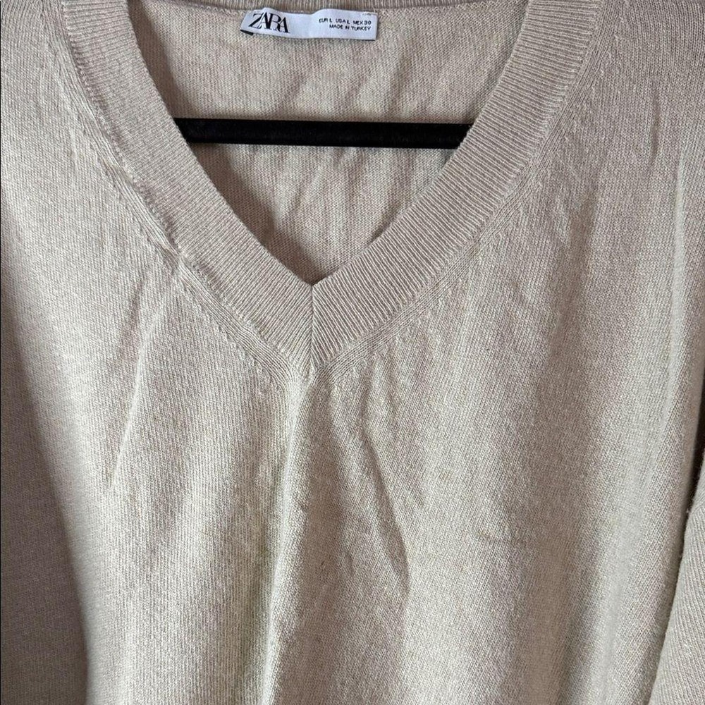 Chic and minimalist oversized knit sweater from ZARA in a soft beige/cream to... - Picture 5 of 7